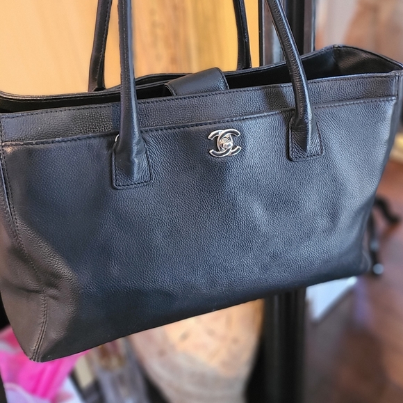 Chanel Tote - Picture 4 of 4